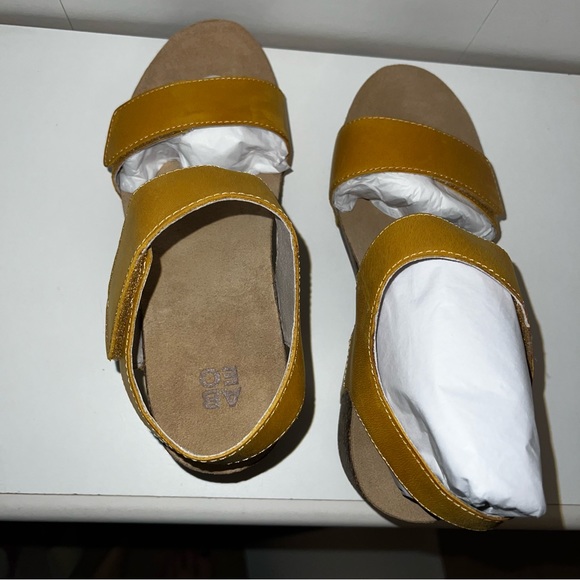 BRAND NEW Abeo sandals - Picture 3 of 8